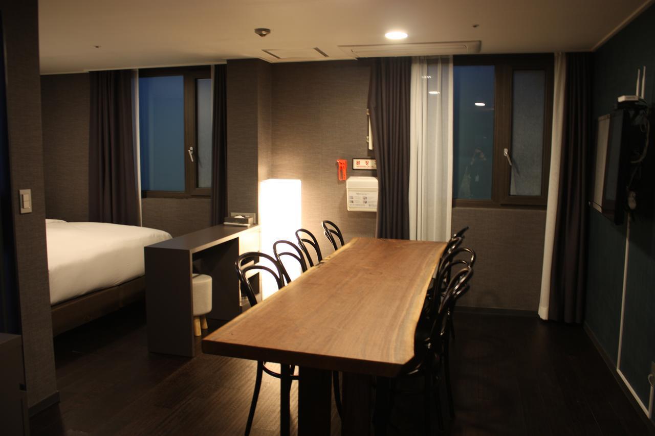 The Hotel Young Inn Seoel Buitenkant foto